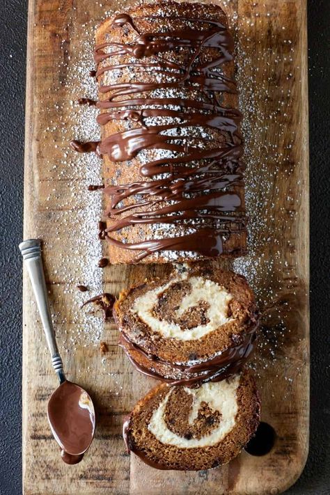 Impressive Fall Desserts, Chocolate Swiss Roll Cake, Swiss Roll Cake Recipe, Roll Cake Recipe, Swiss Roll Cakes, Chocolate Swiss Roll, Pumpkin Rolls Recipe, Swiss Roll Cake, Holiday Desserts Table