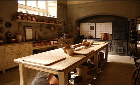 Downton Abbey - Kitchen Manor House Interior, Edwardian Kitchen, Interior Design Per La Casa, Gentlemans Club, Downton Abbey, Kitchen Sets, Manor House, Kitchen Styling, Interior Design Kitchen