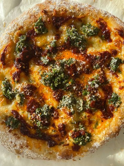 Green Chili Pizza, Chimichurri Pizza, Saturday Meals, Pepperoni Pizza Casserole Recipe, Unique Pizza Recipes, Garlic Chili Sauce, Asian Sides, Pizza Oven Recipes, Pizza Life