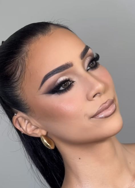 Wedding Makeup For Brown Eyes Bridal Dramatic, Black Tie Event Makeup, Elegant Makeup Looks For Prom, Black Dress Makeup Look, Bridal Makeup Full Glam, Gold And White Makeup, Glam Makeup Glitter, Makeup With Purple Dress, Black Dress Makeup Ideas