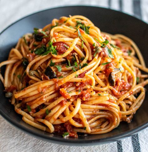 Tomato Linguine, Jarred Vegetables, Puttanesca Recipe, Sushi Bowl Recipe, Alla Puttanesca, Linguine Recipes, Spicy Pasta, Linguine Pasta, Drying Pasta