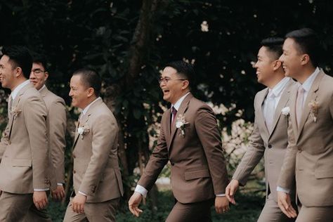 Brown Motif For Wedding, Brown Wedding Motif, Wedding Motif 2022, Groomsmen Neutral Colors, Brown Motif Wedding, Neutral Suits For Men, Light Brown Wedding Suit, Light Brown Suits For Men Wedding, Light Brown Groomsmen Suits