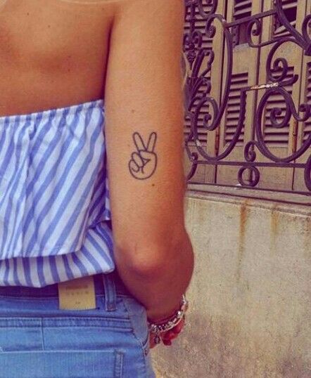 Peace Hand Tattoo, Hand Peace Sign Tattoo, Peace Sign Tattoo, Peace Sign Tattoos, Simple Butterfly Tattoo, Peace Sign Hand, Sign Tattoo, Peace Hand, Stick N Poke