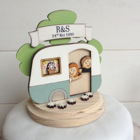 Vintage caravan wedding cake topper from www.justtoppers.co.uk Caravan Cake, Caravan Renovation Diy, Vintage Caravan Interiors, Wedding Camping, Camper Art, Chuck Box, Camper Accessories, Camping For Beginners, Trailer Decor