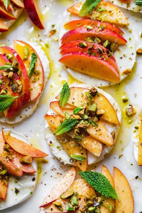 Bbq Apps, Peach Appetizer, Homemade Appetizers, Peach Caprese, Summer Appetizers Easy, Caprese Recipes, Appetizers For A Crowd, Appetizers Recipes, Summer Appetizer