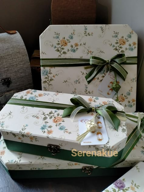 Box Hampers Ideas Idul Fitri, Batik Packaging, Hampers Ideas Idul Fitri, Ramadhan Hampers, Hampers Idul Fitri, Products Photoshoot, Packaging Hampers, Sweet Box Packaging, Chocolate Box Packaging