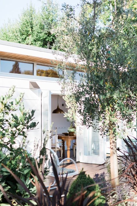 Beautiful and Minimalistic 364 Square Feet Tiny House in California Built for Dreamy Guest House - Rebecca Froelich of San Rafael, California has always dreamed of building the perfect guest house in the back of her property. After discovering the Modern Shed company, they designed their ideal 364 square foot tiny house and then filled it with beauty. From the stark white exterior to the warm and cozy interior, we love everything about this tiny guest house! Tiny House California, Tiny Guest House, Classic Outdoor Furniture, Backyard Guest Houses, California Backyard, Modern Shed, Tiny Cabins, Tiny Cottage, Modern Bungalow