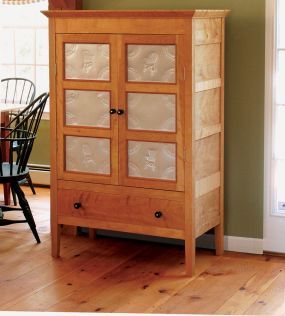 Build a Pie Safe from Fine Woodworking - We need some pantry storage and this might be a fun solution. Intarsia Wood Patterns, Basic Woodworking, Work Benches, Woodworking Bed, Woodworking Logo, Woodworking Toys, Pie Safe, Woodworking Workbench, Wood Working Gifts