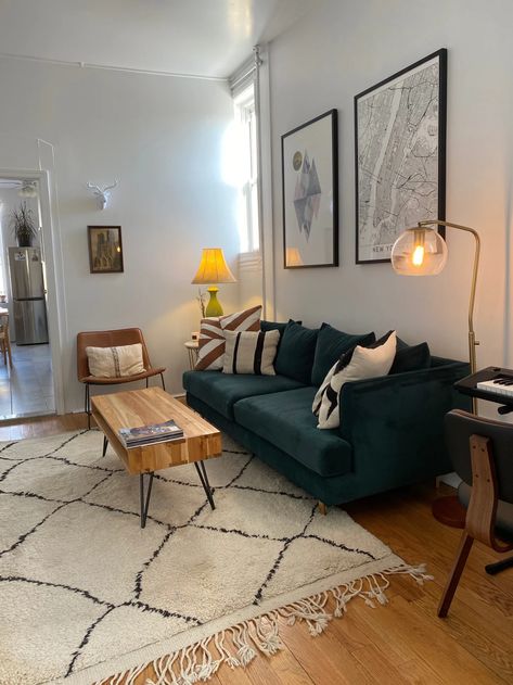 Single Women and Their Spaces: Becky Etchberger's Brooklyn Apartment - The Fold Remodel Trailer, Interior Entrance, Single Apartment, Interior Industrial, Minimalist Apartment Style, Decor Western, Brooklyn Apartment, Interior Vintage, Small Apartment Living Room