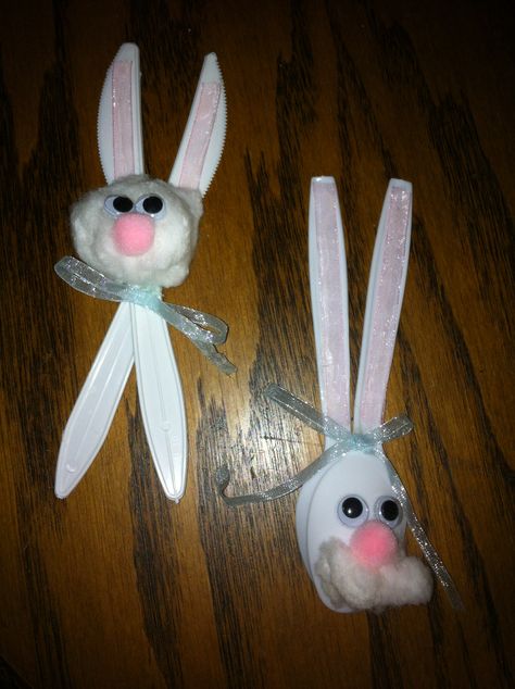 Easter bunnies made from plastic knives and spoons. Crafts With Plastic Knives, Plastic Knives Craft Ideas, Plastic Knife Crafts, Fork Painting Easter Bunny, Plastic Spoon Bugs, Easter Chick Fork Painting, Plastic Spoon Tulips, Bugs Made Out Of Plastic Spoons, Childcare Crafts