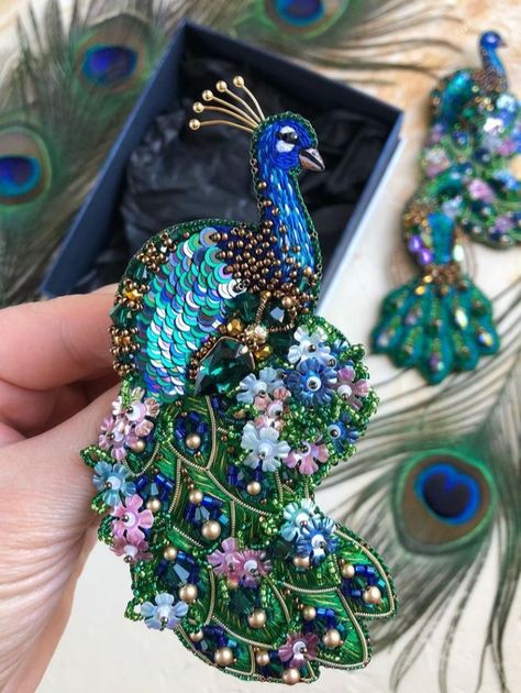 Saree Brooch, Peacock Accessories, Beaded Peacock, Indian Dress Up, Peacock Embroidery Designs, Peacock Embroidery, Gold Work Embroidery, Arte Peculiar, Hand Beaded Embroidery