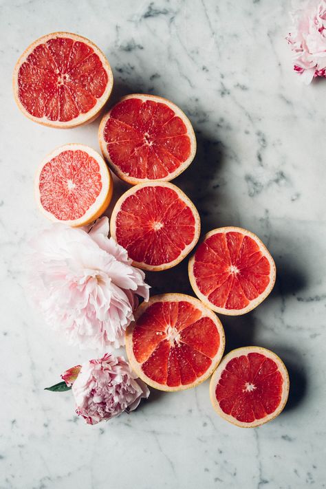 Pale pink-Grapefruit http://inthemakingbybelen.com/ Jeruk Bali, 100 Calorie, Fruit Photography, Texture Photography, Food Photography Inspiration, Beauty Foods, Food Photography Styling, Pink Grapefruit, Fruit And Veg