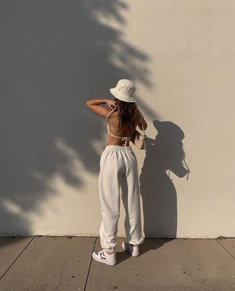 Backless Top Poses, Top Poses, White Sweatpants, Sweatpants Outfit, Summer Lookbook, Backless Top, Summer Fashion Trends, Workout Wear, Types Of Fashion Styles