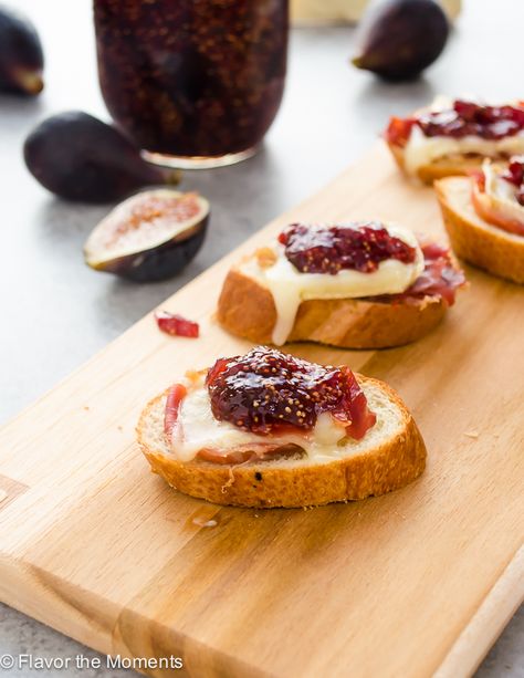 Brie, Fig Jam, and Serrano Ham Crostini is a delicious, elegant appetizer that you can put together in mere minutes with only 4 ingredients! @FlavortheMoment Ham Crostini, Brie Fig Jam, Brie Crostini, Onion Appetizers, Homemade Fig Jam, Crostini Appetizers, Serrano Ham, Crostini Recipes, Easy To Make Appetizers