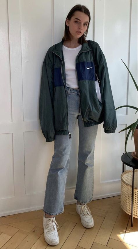 Women Windbreaker Outfit, 80s Jacket Outfit, 90s Jacket Outfits, 90s Windbreaker Outfit, Nike Windbreaker Outfit, Cute Rain Jacket, Windbreaker Outfit, Random Outfits, Outfit Oversize