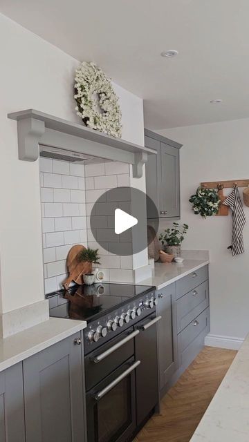 Charl dyer on Instagram: "Neutrals & Greens 🌿 

Will forever be my favourite colour combination, I love how calming they make the house feel. 

What's your favourite colour to use? 

I'll pop all the paint details below 👇 

Hallway & landing - @farrowandball Ammonite on the panelling and brilliant white on the walls 

Kitchen walls - @dulux white mist 

Bedroom - @farrowandball Blue gray 

Spare bedroom - @farrowandball Cornforth white on the walls, All white on the panelling
Kitchen panelling - @farrowandball Ammonite 

Living room - @farrowandball Lichen 

#paintcolors #paint #neutralpaint #farrowandball #homeideas #panelling #homeinspo" Panelling Kitchen, Dulux White Mist, Kitchen Panelling, Hallway Landing, Dulux White, Have A Lovely Evening, Cornforth White, Cosy Kitchen, Kitchen Walls