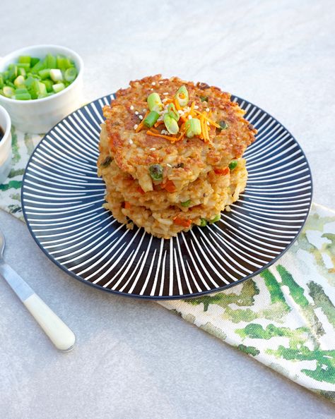 Fried Rice Cakes are made by taking the traditional Asian fried rice recipe and forming it into cakes. Fried to a golden brown, they are crispy and delicious. Fried Rice Cakes, Asian Fried Rice, Recipe Fried Rice, Fried Cake, Veggie Cakes, Golden Rice, Veggie Fried Rice, Rice Cake Recipes, Asian Rice