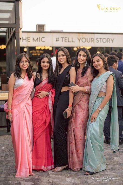 Saree For Fairwell Party, Saree Day In College Look, Best Sarees For Farewell, Saree Look For Friends Wedding, Class 12 Farewell Sarees, Farewell Look For Girls, College Fairwell Saree, Graduation Saree Ideas College, Outfit For Farewell Party