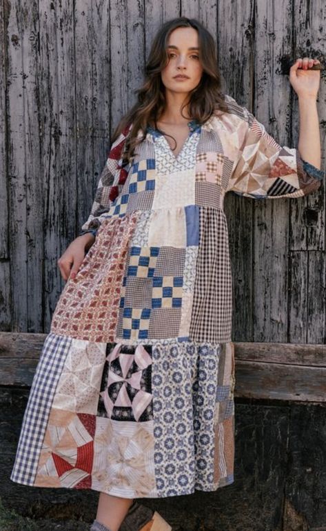 Quilt Block Dress, Scarp Fabric Projects, Patchwork Quilt Clothes, Sewing Repurpose Clothes Upcycle, Patchwork Dresses Women, Quilt Top Dress, Patchwork Quilt Dress, Quilted Dress Pattern, Upcycled Quilt Clothes