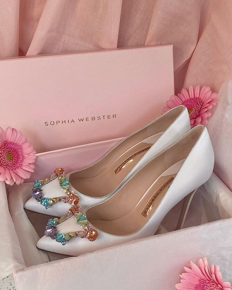 SOPHIA WEBSTER on Instagram: “Sitting pretty and ready for fun! 💕 Our Margaux Pumps know just how to take our breath away 🤩 #sophiawebster #sophiawebstershoes” Butterfly Heels, Sophia Webster Shoes, Girls Heels, Sophia Webster, Luxury Shoes, You Bag, Insta Fashion, Wedding Shoe, High Heels