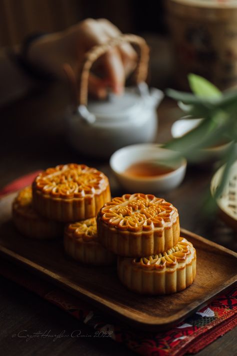 Mooncake Photography, Chinese Sweets, Cupcake Photography, Chinese Cake, August Moon, Food Art Photography, New Year's Food, Fall Cakes, Cake Photography