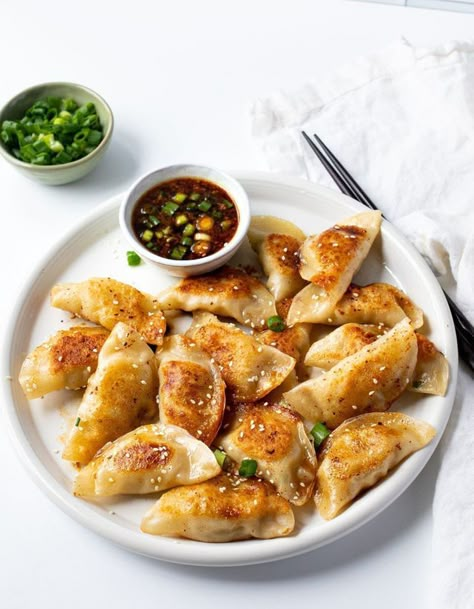 Gyozas au poulet Gyoza Sauce, Gyoza Recipe, Japanese Gyoza, Chicken Sushi, Chicken Gyoza, Wonton Wrapper Recipes, Chicken Taco Recipes, Chicken Drumstick Recipes, Ground Chicken Recipes