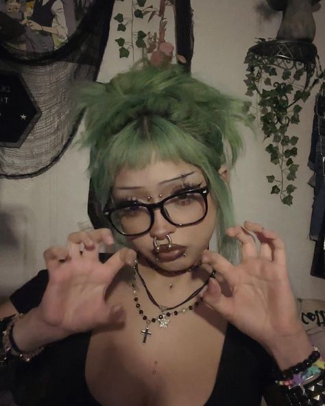 Hairstyles For Short Hair Goth, Short Goth Bangs, Mini Bangs Hairstyle, Stretched Septum Aesthetic, Scene Black Woman, Curly Punk Hairstyles, Alt Hair Color Ideas, Goth Haircut, Stretched Septum