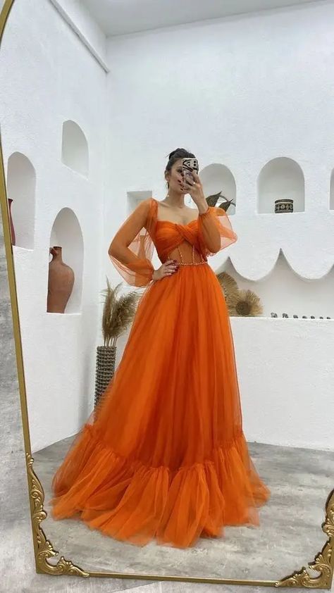 Ideas de outfits para asistir a una boda Dark Orange Prom Dress, Orange Dress Bridesmaid, Orange Gown Dress, Corset Prom Dress Long, Orange Dress Outfit Wedding, Fire Person, Prom Dresses Orange, Burnt Orange Prom Dress, Orange Wedding Dress