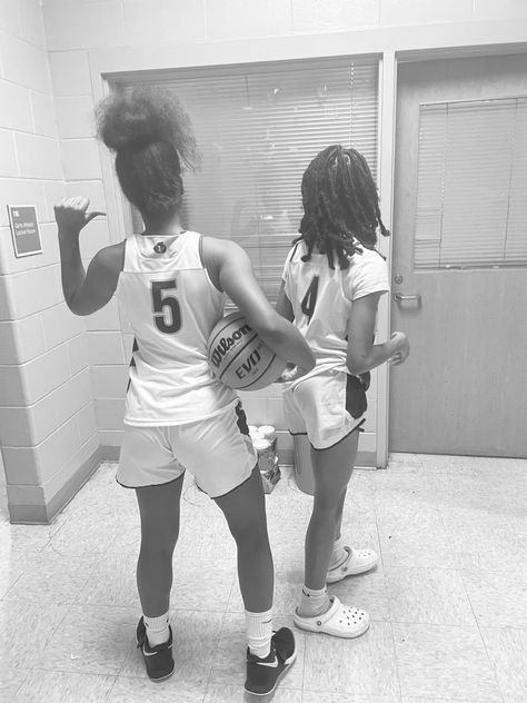 0.5 Basketball Pics, Basketball Best Friends, Basketball Match Aesthetic, Female Basketball Aesthetic, Basketball With Friends Aesthetic, Women’s Basketball Aesthetic, Basketball Ground, Basketball Girls Outfits, Basketball Pictures Poses