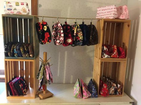 Craft Fair Purse Display Ideas, Display For Purses Craft Fairs, Craft Show Purse Display, Purse Display Ideas For Craft Shows, Craft Stall Set Up, Clothing Market Stall, Craft Market Stall Ideas, Craft Stall Display Ideas, Market Stall Display Ideas