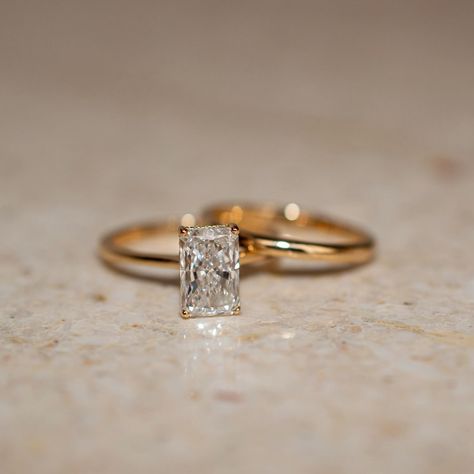 A beautifully elongated radiant cut diamond, with a hidden halo and matching plain wedding band to complete the look ✨ Details: - 2ct radiant diamond - 18x round diamonds for hidden halo - 18k yellow gold - 1.8mm wide shank (for both engagement ring and wedding band) #radiantengagementring #radiantcutdiamond #nz #hiddenhalo #aus #customengagementring