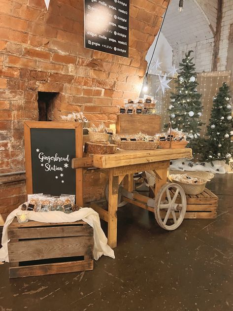 E-COMMERCE PARTNER CHRISTMAS PARTY | CHRISTMAS BRAND EVENT STYLING — Nikkita Palmer Designs Farmhouse Christmas Party, Christmas Bazar, Christmas Party Fashion, Christmas Barn, Corporate Christmas Parties, Barn Parties, Brand Event, Mom Party, Casual Seating