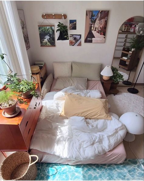 Korean Floor Bed, Aesthetic Mattress On Floor, Sleeping On The Floor Aesthetic, Bed Without Frame On Floor, Mattress On Floor Aesthetic, Bedroom Without Bed Frame, Bedroom Ideas Without Bed, Floor Room Ideas, Matress Ideas Floor