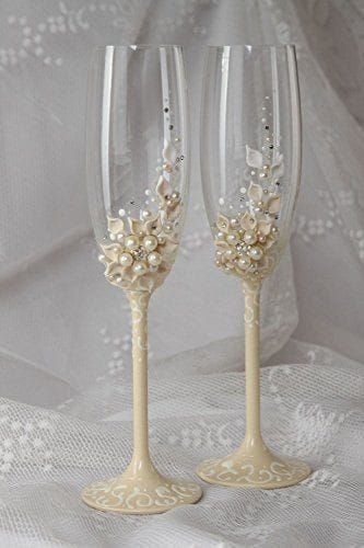 Glass decor ideas Wedding Glasses Diy, Champagne Glasses Decorated, Champagne Cups, Flowers Arrangements Ideas, Wine Glass Decor, Wedding Toasting Glasses, Bride And Groom Glasses, Wedding Wine Glasses, Wedding Champagne Glasses