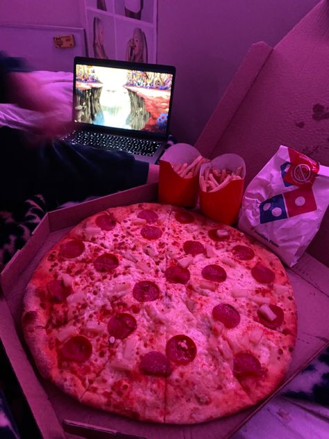 #date #datenight #pizza #mcdonalds #food #dategoals #couple #night #love Couple Food Date, Couple Sharing Food, Mcdonalds Food, Mixed Couples, Paz Mental, Eating Fast, Night Love, Dates, Pizza