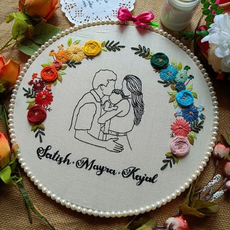 Handmade Gifts For Family, Baby Handprint Art, Flower Crafts Kids, Hoop Frame, Embroidery Hoop Art Diy, Baby Handprint, Father And Baby, Business Baby, Customised Gifts