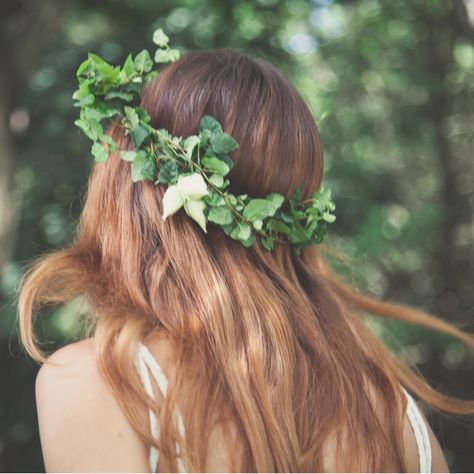 @2lifeWeddings FOREST PRINCESS  Instead of flowers, why not wear a rustic crown made from green ivy leaves?  Image: Bonnallie Brodeur Photographe   http://www.2life.io/apps/2life/2life_daily_html_wp.php?id=36719 Bohemian Style Wedding, Tipi Wedding, Forest Girl, Popsugar Beauty, Wedding Hair Flowers, Bridal Crown, Woodland Wedding, Floral Crown, Bohemian Wedding