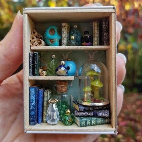 Tin Box Miniature, Miniature Scenes Diy, Miniature Scenes Dioramas, Matchbox Art Diy, Upcycled Miniatures, Shadow Box Diorama, Room Boxes Miniature Dioramas, Matchbox Stuffing, Shadowbox Miniatures