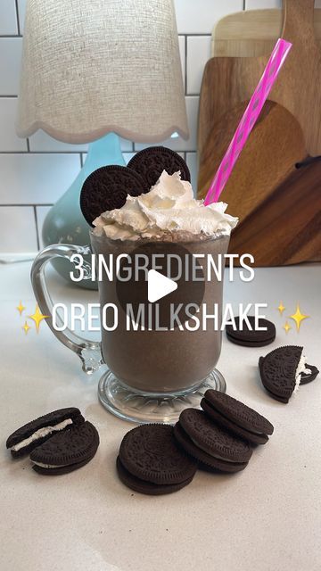 Paloma Medeiros on Instagram: "3 INGREDIENTS THICK OREO MILKSHAKE 🥛🍪❤️ This milkshake is so thick and creamy, it’s so quick and easy to make with just 3 Ingredients, and it’s perfect for everyday 🤌🏼🫶🏼 ✨Follow me for more easy and delicious recipes ✨Share this recipe with all your family and friends! 🥛🍪All you need is: - 400 g. Vanilla Ice cream (softened) - 6 Oreos - 80 ml milk (any) ✨Make2-4 glasses. ENJOY!!! #desserts #dessert #dessertsideas #oreo #oreos #oreomilkshake #oreomilkshakes #icecream #icecreamlover #milkshakes #easyrecipeideas #easyrecipesforkids #starbuckscopycatrecipe #simpledrinkideas #valentines #valentine #howtoorderstarbucks" How To Make A Oreo Milkshake, Oreo Drinks Recipes, Milkshake Cookies And Cream, Things To Make With Vanilla Ice Cream, Cookies And Cream Milkshake Recipe, How To Make Oreo Milkshake, Oreo Milkshake Recipe Without Ice Cream, Easy Milkshake Recipe 3 Ingredients, Oreo Milkshake Recipe Easy