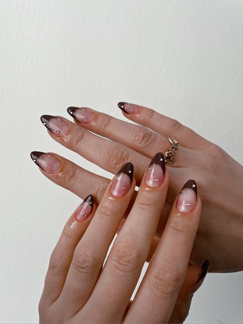 Cute Brown French Tip Nails, Brown French Tip Nails, Brown French Tip, Pink Bling Nails, Clear Glitter Nails, Gem Nail Designs, Nails Rhinestones, Brown Nail Art, Glitter Tip Nails