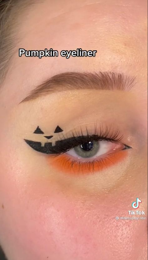 Halloween Eyeliner Pumpkin, Pumpkin Makeup Looks Easy, Holween Makeup Ideas Easy, Halloween Graphic Liner Makeup, Halloween Makeup With Eyeliner, Pumpkin Patch Makeup Ideas, Simple Halloween Eye Looks, Easy Halloween Makeup Pumpkin, Halloween Casual Makeup