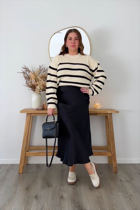 Striped Shirt Outfit Fall, Knee Length Skirts Outfits, London Wardrobe, Outfits With Striped Shirts, Knit Skirts, Outfits Muslim, Outfit Links, Black Skirt Outfits, Striped Tshirt