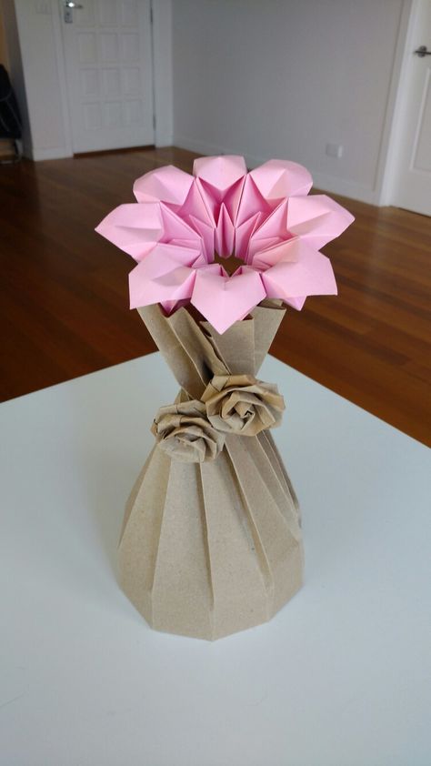 folding vase with recycled bag Paper Vase For Flowers, Origami Floral Arrangements, Origami Vase Easy, Origami Flower Vase, Origami Vase, Paper Flower Vase, Diy Paper Wall Hanging, Flower Origami, Recycled Bag