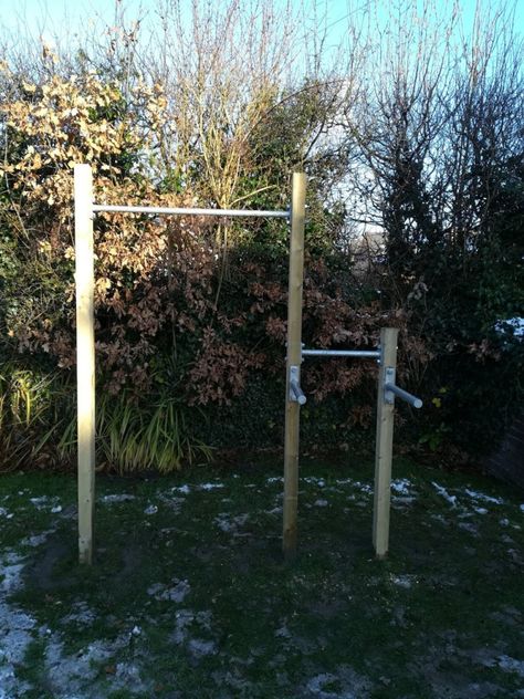 The Renroh Engineering Chin Up & Dip Bar comes ready to assemble in your garden or other outdoor area. For further information call 0151 691 2043 today. Diy Outdoor Exercise Stations, Diy Dip Bar, Diy Outdoor Workout Area, Diy Pull Up Bar And Dip Station, Outdoor Gym Diy, Diy Outdoor Gym, Pull Up Bar Diy, Backyard Gym Diy, Outdoor Pull Up Bar