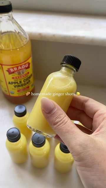 Apple Shots, Apple Cider Vinegar Shots, Reduce Bloat, Ginger Shot Recipe, Lemon Shots, Apple Cider Vinegar Lemon, Braggs Apple Cider, Ginger Shots, Braggs Apple Cider Vinegar