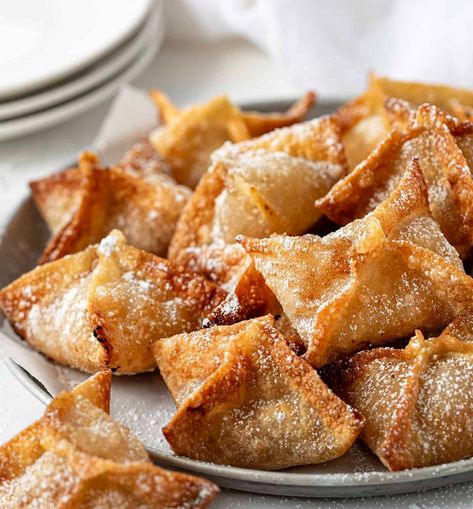 Fried Banana Bites are a fun dessert made with sweetened bananas folded into a wonton wrapper, fried to a crispy golden brown, and dusted with confectioners' sugar. When you take your first bite, you will get the crunch from the fried wonton, followed by the caramelized bananas inside. YUM! And, if preferred, you can make them in an air fryer! Dessert Egg Rolls Recipe, Fried Banana Recipes, Sweet Appetizers, Fried Wonton, Thai Banana, Deep Fried Bananas, Cookie Salad, Strawberry Shortcake Cookies, Sweet Appetizer