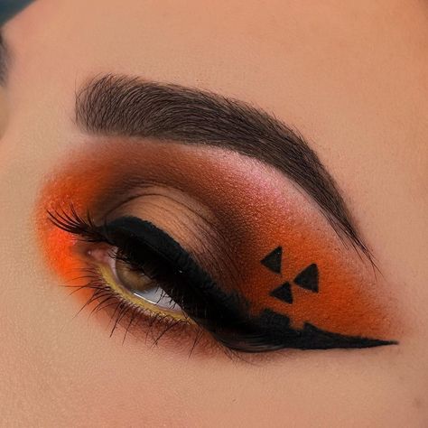 Comment '😍' if you love this cute pumpkin eye look 🎃@mariv_xoxo⁠ used our Gel Eyeliner in the shade 'Citrus' and Eyelashes in 'Queen of the Night' ✨⁠ ⁠ Halloween Eyeliner Pumpkin, Pumpkin Eye Makeup Halloween, Simple Halloween Eye Looks, Pumpkin Queen Makeup, Pumpkin Makeup Ideas Easy, Pumpkin Eyeliner, Pumpkin Hairstyle, Cute Pumpkin Makeup, Holiday Eyeliner