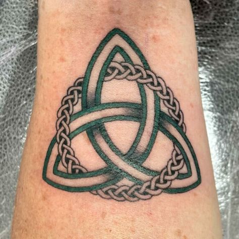 60+ Celtic Sister Knot Tattoo Ideas That Will Blow Your Mind! 61 Outsons Sister Knot Tattoo, Celtic Symbol For Sister, Irish Symbol Tattoos, Celtic Tattoo For Women Irish, Small Celtic Tattoos, Celtic Sister Tattoo, Celtic Sister Knot, Celtic Tattoo For Women, Trinity Knot Tattoo