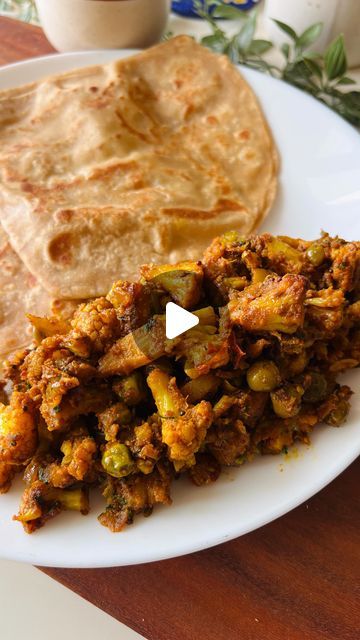 Nisha on Instagram: "Winter special easy quick lunch recipe😍ALOO GOBHI MATAR🌼
#recipevideo #easyrecipes
.
Crushed masala I added - mixture of coriander seeds 1 tsp+soanf 1 tsp +laung 3-4 +kali mirch6-7+jeera 1/2 tsp+kalaunji 1/2 tsp

For masala paste- salt to taste +haldi- q1 tsp+ red chilli powder-1.5 tsp +coriander powder-1 tsp
Garam masala-1/2 tsp
.
#indianfood #foodindia #vegetarian #foodies #foodlover #foodporn #lunchbox #lunchtime #lunchideas #foodreels #reel #reelsinstagram #reelitfeelit #foodreels #viralpost #viral #trending #dinner #dinnerideas #recipes #vegfood #gharkakhana" Quick Lunch Recipes, Lunch Recipe, Quick Lunch, Quick Lunches, Coriander Powder, Coriander Seeds, Red Chilli, Chilli Powder, Garam Masala