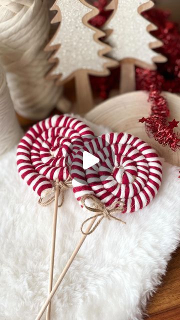 Makrabags ® on Instagram: "🍭 TUTORIAL 🍭

Zur Weihnachtszeit gehören auch ganz klar Candys. Und deswegen zeig ich dir heute einen zuckersüssen Makramee-Lolli. 

Ich hab hierfür einfach ein ca. 60 cm langes Stück Chunkygarn mit zwei etwa 2,50 m langen Fäden schön straff umwickelt, zu einer Schnecke aufgerollt und mit Heißkleber fixiert. In die Stecke kommt ein Cakepopstick oder ein Schaschlikspieß und wenn du magst, kannst du aus Jute noch ein Schleifchen binden. 🍭

Auch hierfür hab ich die Farben aus der Weihnachtsbox von meiner lieben Zellal @makramee.by.zn genutzt.

Viel Spaß beim Nachknüpfen. 

#makramee #macrame #macrameforbeginners #tutorial #anleitung #grundknoten #knoten #macramelove #boho #bohostyle #diy #doityourself #followｍe #instablogger #christmas #weihnachten" Instagram Tutorial, November 13, String Art, Macrame, Spa, Blogger, Candy, Christmas, On Instagram